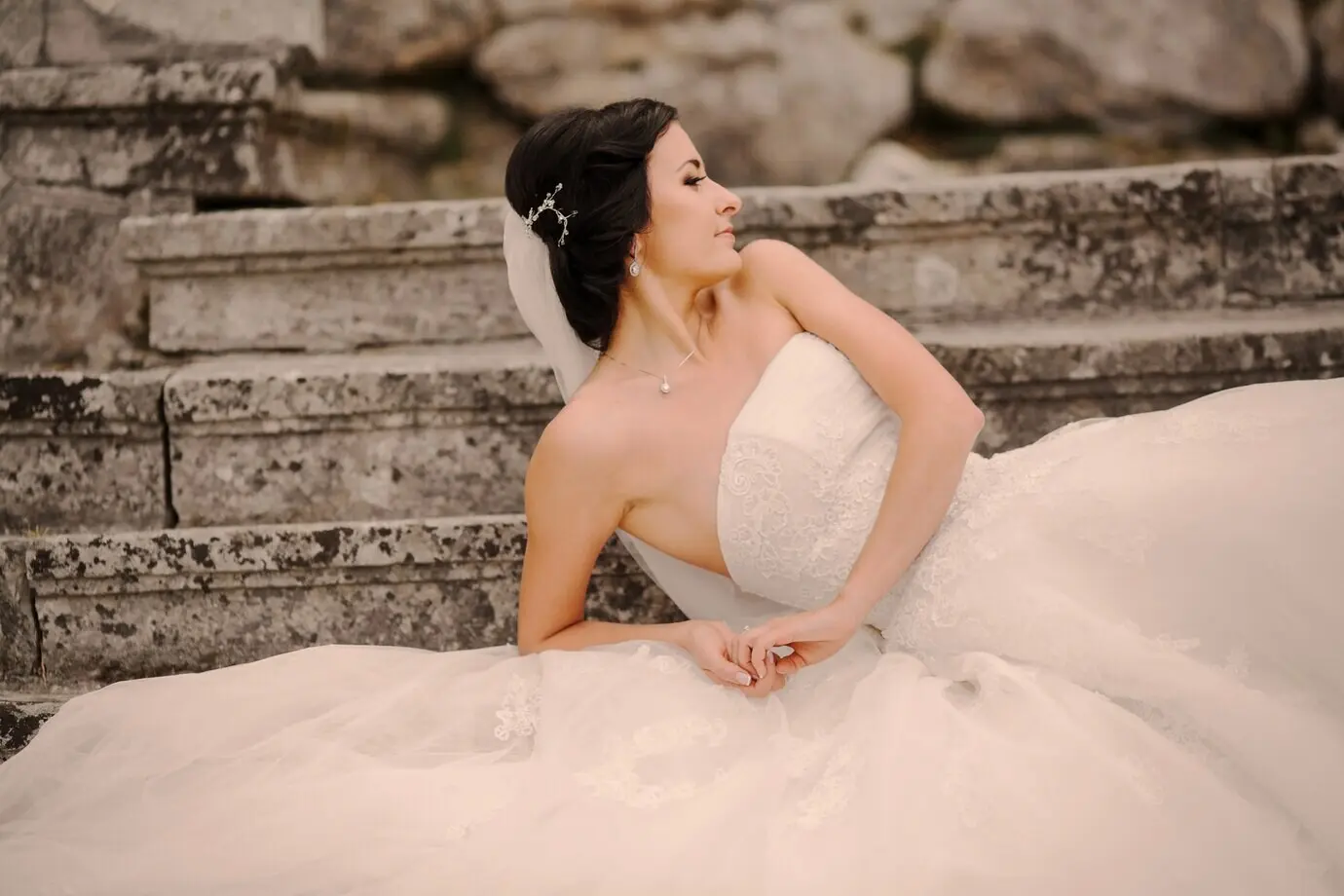 Auf einer Stufe liegende Braut
