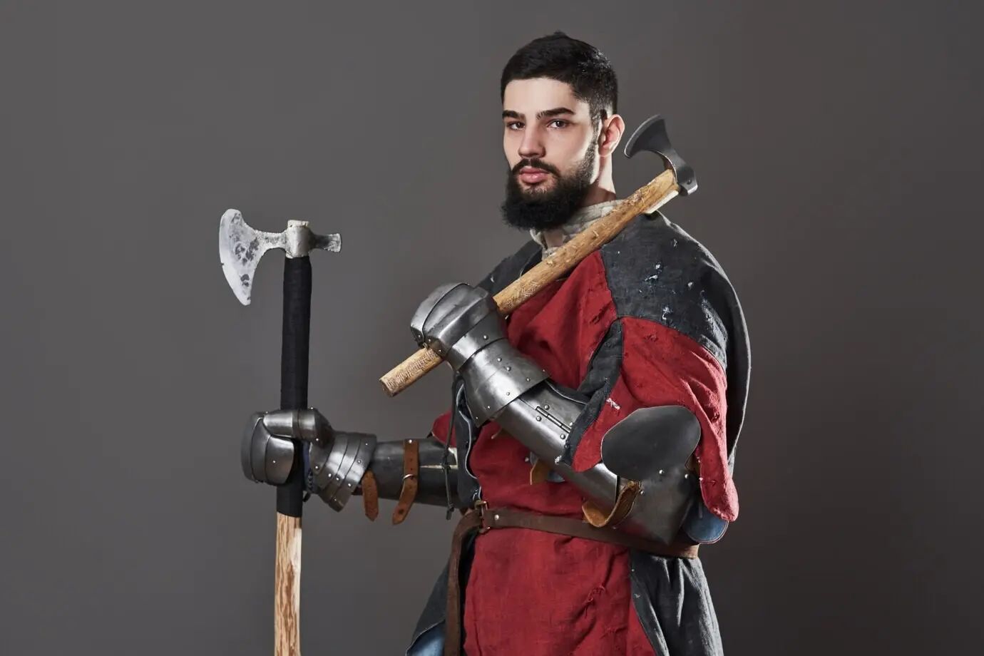 Mittelalterlicher Ritter vor grauem Hintergrund